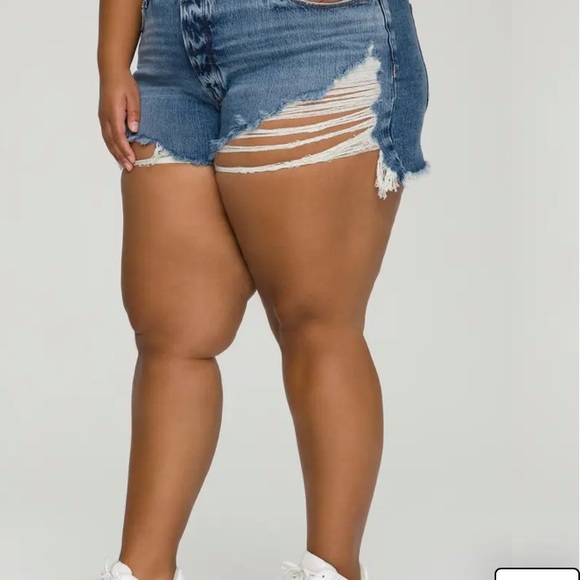 Good American 100% Cotton Bombshell Cutoff Distressed Jeans Shorts NWT Size 24 - Picture 2 of 15